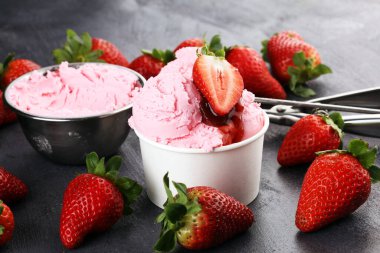 Kırsal bir arka planda taze çilekli çilekli çilekli dondurma.