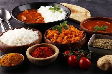 Tavuk tikka masala baharatlı körili et yemeği pilav ve naan ekmeği. Tavuk ve körili Hint yemeği.