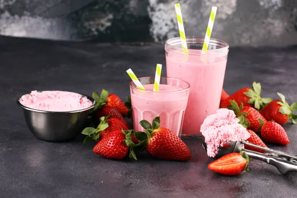 Verre Fraises Fraîches Smoothie Milk Shake Fraises Fraîches Sur Table — Photo