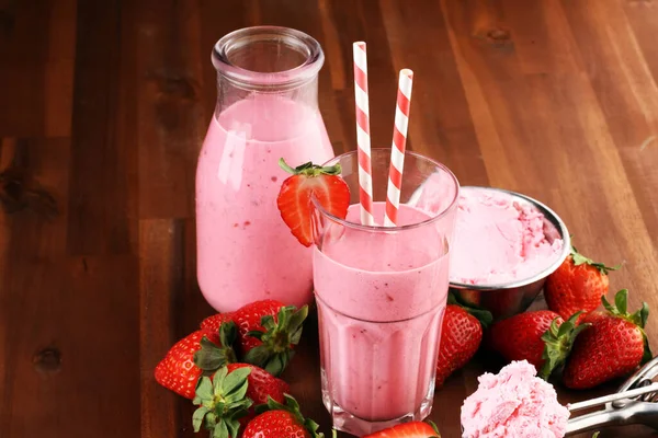 Verre Fraises Fraîches Smoothie Milk Shake Fraises Fraîches Sur Table — Photo