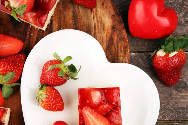 Erdbeerkuchen Und Viele Frische Erdbeeren — Stockfoto