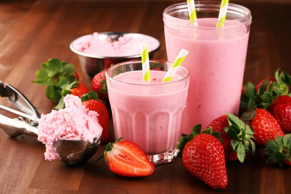 Ein Glas Frischen Erdbeershake Smoothie Oder Milchshake Und Frische Erdbeeren — Stockfoto