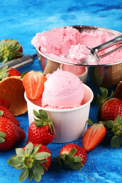 イチゴとアイスクリームコーンを使ったストロベリーアイススクープが素朴な背景にあります — ストック写真
