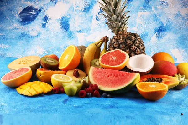 Tropikalne Tło Owoców Wiele Kolorowych Dojrzałych Owoców Tropikalnych Rustykalnym Stole — Zdjęcie stockowe