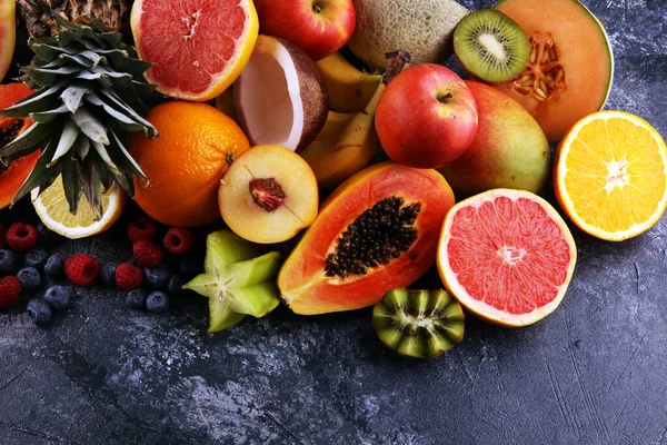 Fruits Tropicaux Fond Nombreux Fruits Tropicaux Mûrs Colorés Sur Table — Photo