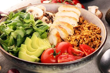 Kinoalı sağlıklı salata kasesi, domates, tavuk, avokado ve karışık yeşillik, marul. Zencefil ve tavuklu yemek ve sağlık kasesi.