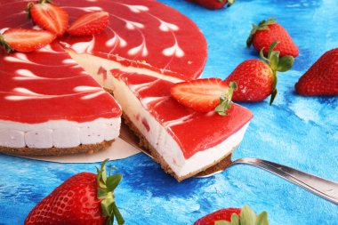 Mavi masada böğürtlenli lezzetli çilekli kek.