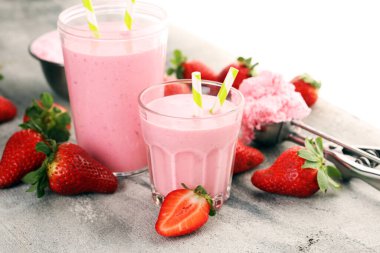 Bir bardak taze çilekli süt, smoothie veya milkshake ve taze çilek. Sulu meyveli sağlıklı yiyecek ve içecek konsepti 