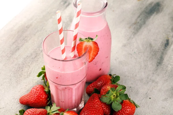 Glas Färsk Jordgubbsshake Smoothie Eller Milkshake Och Färska Jordgubbar Bordet — Stockfoto