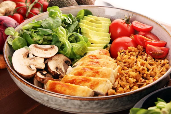 Healthy Salad Bowl Quinoa Tomatoes Chicken Avocado Mixed Greens Lettuce — Stock Photo, Image
