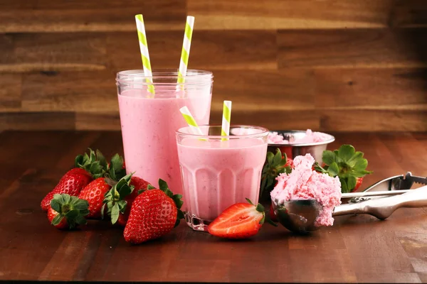 一杯新鲜草莓奶昔 冰沙或奶昔 新鲜草莓放在桌上 有多汁水果的健康食品和饮料概念 — 图库照片