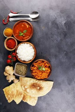 Tavuk tikka masala baharatlı körili et yemeği pilav ve naan ekmeği. Tavuk ve körili Hint yemeği.