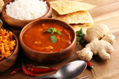 Tavuk tikka masala baharatlı körili et yemeği pilav ve naan ekmeği. Tavuk ve körili Hint yemeği.