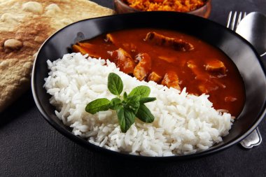 Tavuk tikka masala baharatlı körili et yemeği pilav ve naan ekmeği. Tavuk ve körili Hint yemeği.