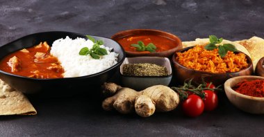 Tavuk tikka masala baharatlı körili et yemeği pilav ve naan ekmeği. Tavuk ve körili Hint yemeği.