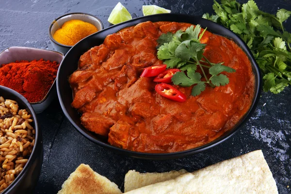 Κοτόπουλο Tikka Masala Πικάντικο Κάρυ Κρέας Κατσαρόλα Ρύζι Και Ψωμί — Φωτογραφία Αρχείου