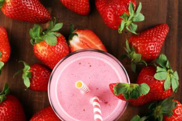 一杯新鲜草莓奶昔 冰沙或奶昔 新鲜草莓放在桌上 有多汁水果的健康食品和饮料概念 — 图库照片
