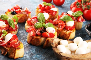 Geleneksel İtalyan bruschetta, kiraz domatesli, krem peynirli, fesleğen yapraklı. İtalyan Antipasti
