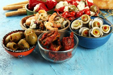 Yumuşak peynirli fetayla doldurulmuş vişne biberli antipasti aperatifi, yağlı zeytin. Zeytinli deniz ürünleri ve ançüezler ve kurutulmuş domatesler. İtalyan AkdeniziName