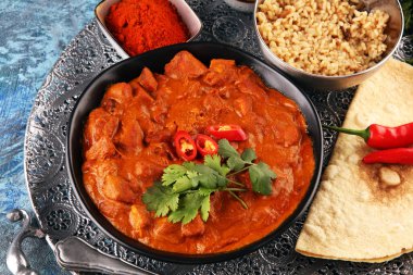 Tavuk tikka masala baharatlı körili et yemeği pilav ve naan ekmeği. Tavuk ve körili Hint yemeği.