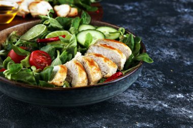 Domatesli, tavuklu, sebzeli, marullu sağlıklı salata kasesi. Salatalık ve limonlu yemek ve sağlık kasesi.