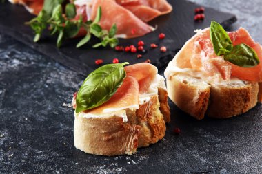 Ahşap fırında pişirilmiş ev yapımı ekmekli Iberico jambonlu sandviç veya taze otlu jambonlu sandviç.