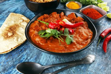 Tavuk tikka masala baharatlı körili et yemeği pilav ve naan ekmeği. Tavuk ve körili Hint yemeği.