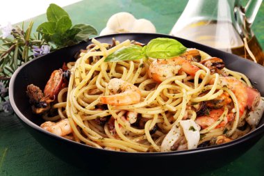 Deniz ürünleri makarnası. Kırsal masada Akdeniz frutti di mare tabağı