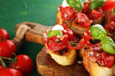 Köy arka planında domateslerle tahta kesme üzerine