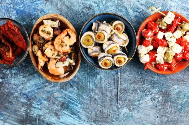Yumuşak peynirli fetayla doldurulmuş vişne biberli antipasti aperatifi, yağlı zeytin. Zeytinli deniz ürünleri ve ançüezler ve kurutulmuş domatesler. İtalyan AkdeniziName