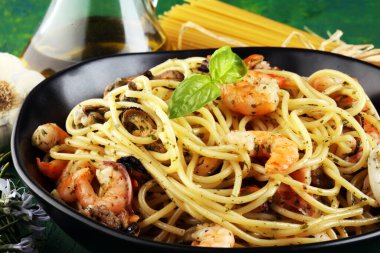 Deniz ürünleri makarnası. Kırsal masada Akdeniz frutti di mare tabağı