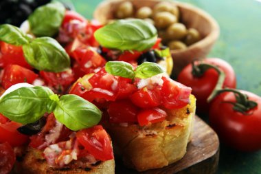 Köy arka planında domateslerle tahta kesme üzerine