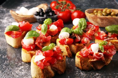 Geleneksel İtalyan bruschetta, kiraz domatesli, krem peynirli, fesleğen yapraklı. İtalyan Antipasti