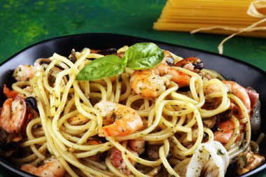 Deniz ürünleri makarnası. Kırsal masada Akdeniz frutti di mare tabağı