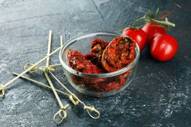 Güneşte kurutulmuş domates. Domates, güneşte kurutulmuş. Antipasti atıştırmalığı