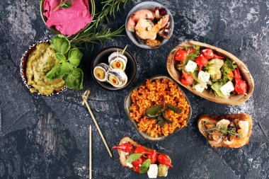Yumuşak peynirli fetayla doldurulmuş vişne biberli antipasti aperatifi, yağlı zeytin. Zeytinli deniz ürünleri ve ançüezler ve kurutulmuş domatesler. İtalyan AkdeniziName