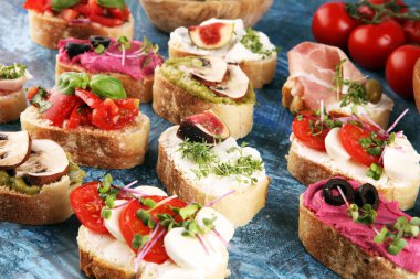 Çeşitli malzemelerle çeşitli bruschetta. İştah açıcı bruschetta ya da kabuklu crostini. Çeşitli küçük sandviçler. Bruschetta 'yı karıştır