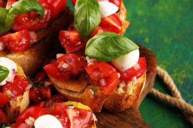 Köy arka planında domateslerle tahta kesme üzerine