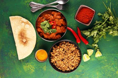 Tavuk tikka masala baharatlı körili et yemeği pilav ve naan ekmeği. Tavuk ve körili Hint yemeği.