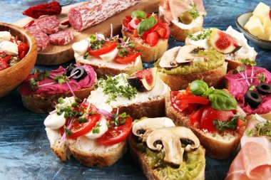 Çeşitli malzemelerle çeşitli bruschetta. İştah açıcı bruschetta ya da kabuklu crostini. Çeşitli küçük sandviçler. Bruschetta 'yı karıştır