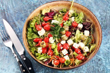 Taze domatesli Yunan salatası, peynir ve yeşil zeytin. Antipasto