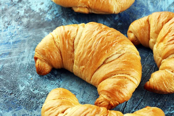 Nybakade Croissanter Rustik Bräda Bageri Frukost Koncept — Stockfoto