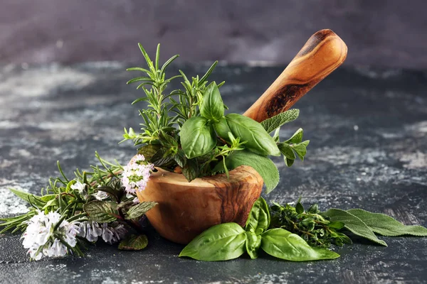 Homegrown Aromatik Otlar Rustik Arka Plan Üzerinde Mutfak Otlar Kümesi — Stok fotoğraf