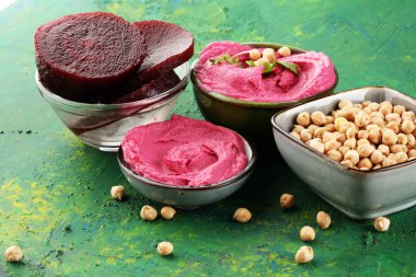 Humus Kasesi. Taze sebzeli kırmızı pancar humusu, masada sağlıklı sebze sosu.