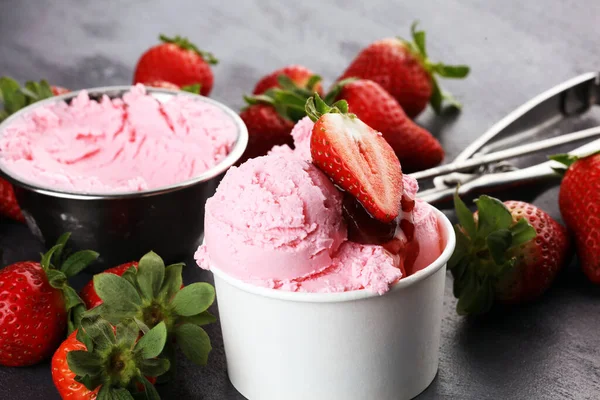 Scoop Gelato Alla Fragola Con Fragole Fresche Sfondo Rustico — Foto Stock