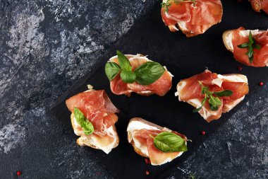 Ahşap fırında pişirilmiş ev yapımı ekmekli Iberico jambonlu sandviç veya taze otlu jambonlu sandviç.