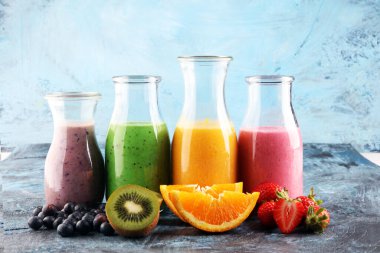Cam şişelerde meyve suyu çeşitleri. Taze organik meyve püresi malzemeleri. Sağlıklı ya da detoks diyet gıda konsepti için içecekler.