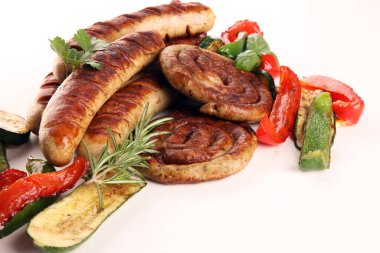 Izgara sosis ve sebzeli ızgarada sebzeli ızgara et. Yiyecek ve sosis.