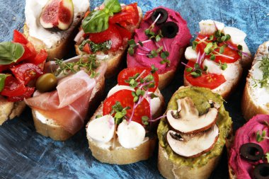 Çeşitli malzemelerle çeşitli bruschetta. İştah açıcı bruschetta ya da kabuklu crostini. Çeşitli küçük sandviçler. Bruschetta 'yı karıştır