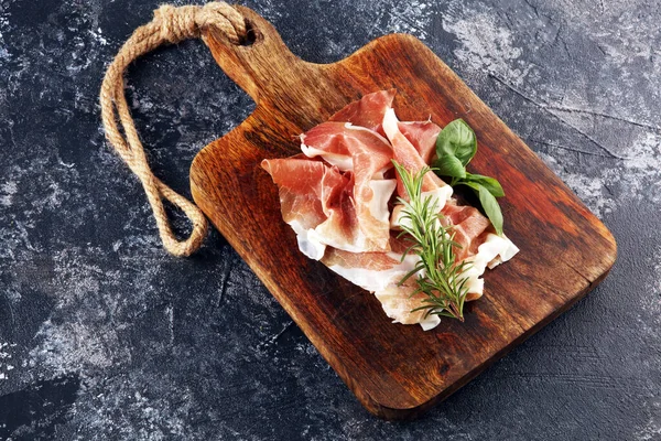 이탈리아의 프로스키 크루도 로즈마리로 방해하기 식욕을 돋우는 — 스톡 사진